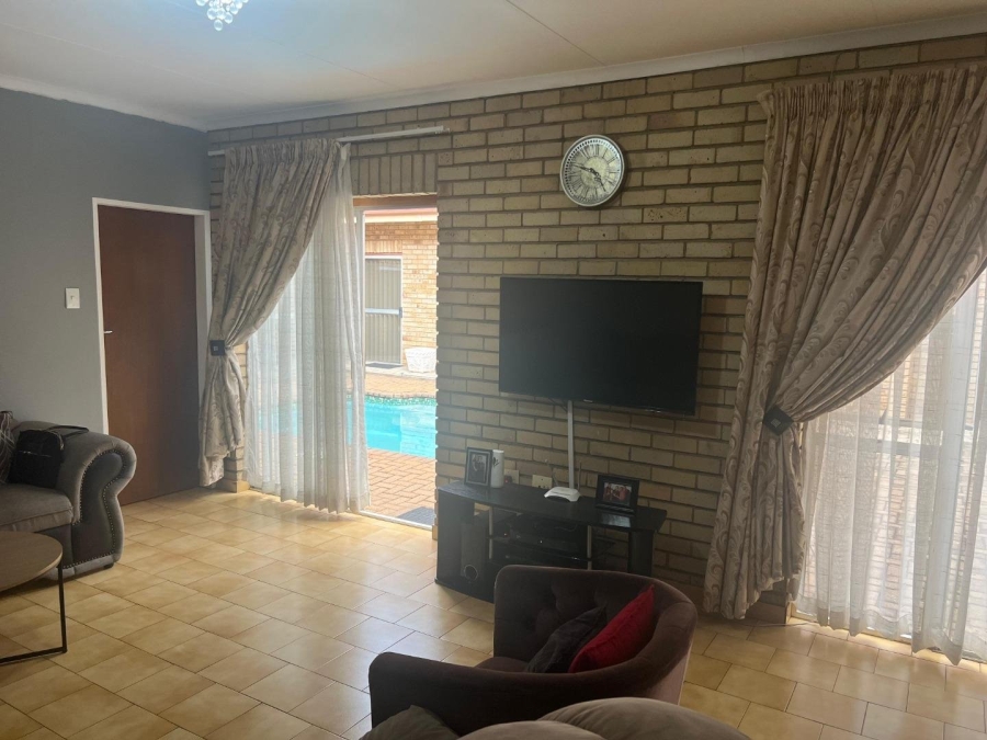 5 Bedroom Property for Sale in Potchefstroom South North West